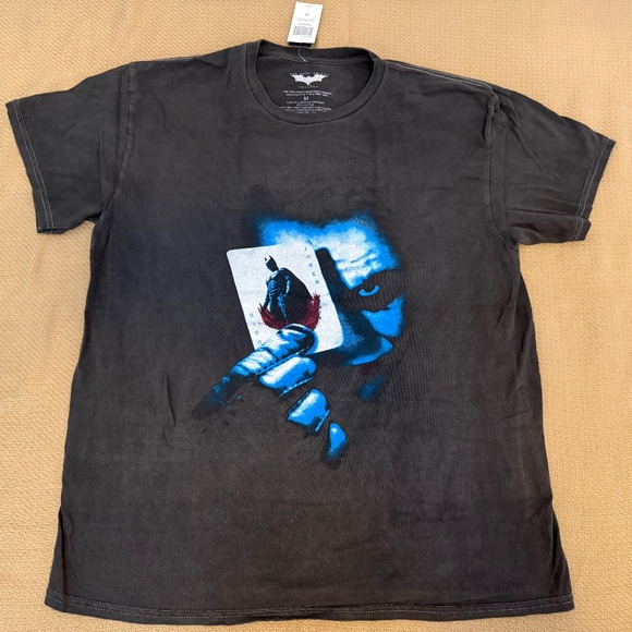 The Dark Knight Joker Holding the Card T-Shirt Hot Topic Exclusive Mens Size M - Picture 1 of 5